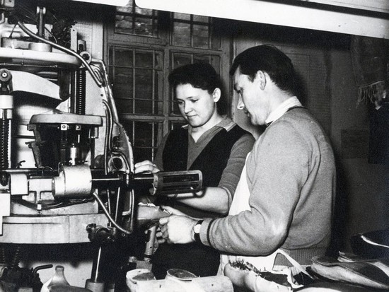 Передовик производства Р. Будакова и В. Сидоров – рабочий обувной фабрики. 1964 год