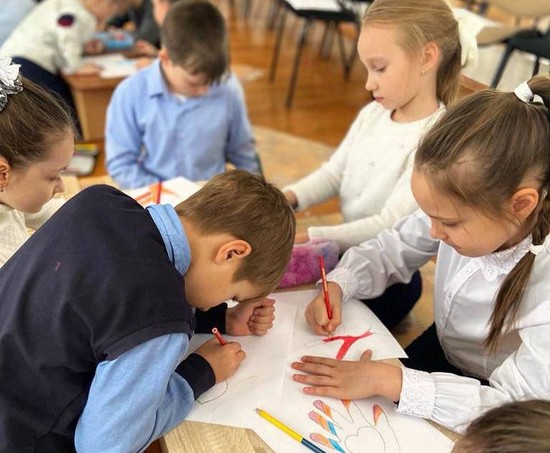 Дети нарисовали добровольцев. Администрация Кировского городского округа