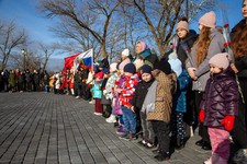 Местные жители в парке села Раздольного. Администрация Новоалександровского горокруга