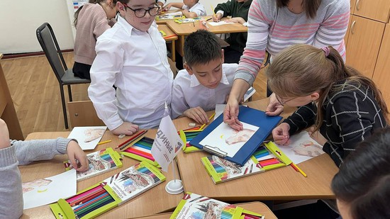 Детей учат делать новогодние открытки. Пресс-служба Ставропольского реготделения «Единой России»