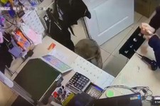 Посетитель ограбил кассу в магазине Пятигорска. На фото - кадр из видео ГУ МВД России по СК