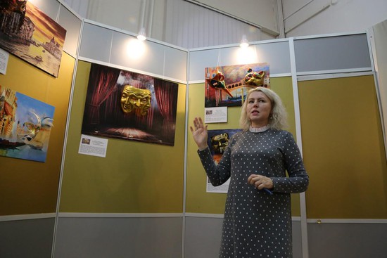 Наталья Кругова проводит экскурсию по выставке 