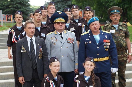 Дмитрий Лисицкий во втором  ряду справа