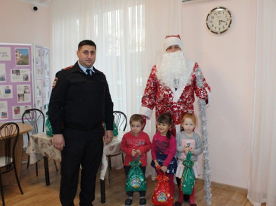 Полицейский Дед Мороз пришел в детский дом. Пресс-служба ГУ МВД России по Ставропольскому краю