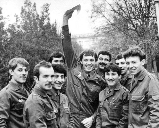 Ставропольский комсомольский строительный отряд, направляющийся в районы Таджикистана, пострадавшие от землетрясения. Октябрь 1985 года