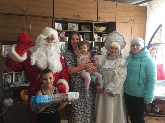 Дед Мороз и Снегурочка в гостях в семье военнослужащего. Администрация Кировского округа
