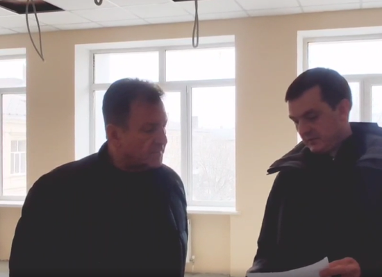 Проверка ремонта в школе. Скриншот из видео в Телеграм-канале мэра Ставрополя Ивана Ульянченко