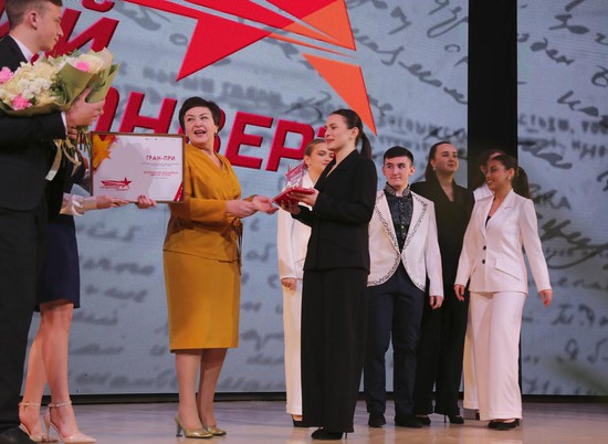 Зампред правительства СК Лариса Калинченко  вручает Гран-при краевого этапа конкурса