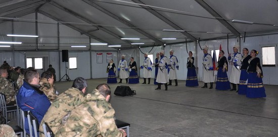 Артисты Государственного ансамбля "Ставрополье" приехали с концертом на военный полигон