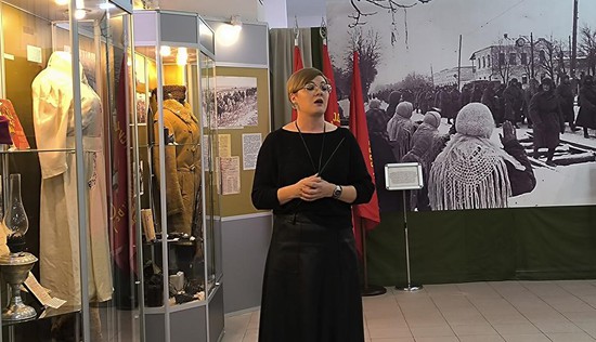 Заведующая отделом истории музея-заповедника Мария Гордылева ведет экскурсию по выставке «Освобожденное Ставрополье»