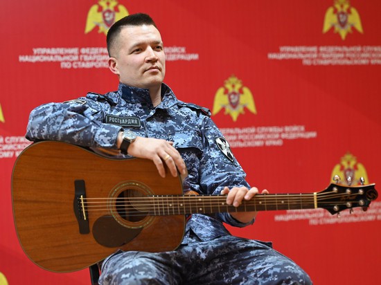 Исполнение песни под гитару сотрудником Росгвардии Ставрополья. Фото Патимат Наибовой