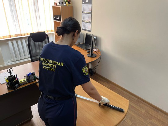 Сотрудница Следственного комитета изучает орудие убийства – катану. СУ СКР по Ставропольскому краю