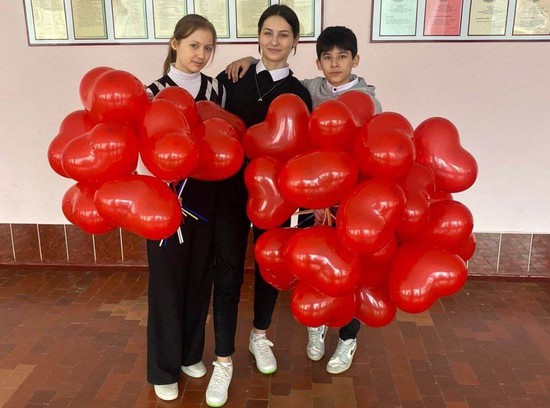 Школьники с красными шарами в форме сердца. Администрация Георгиевского округа