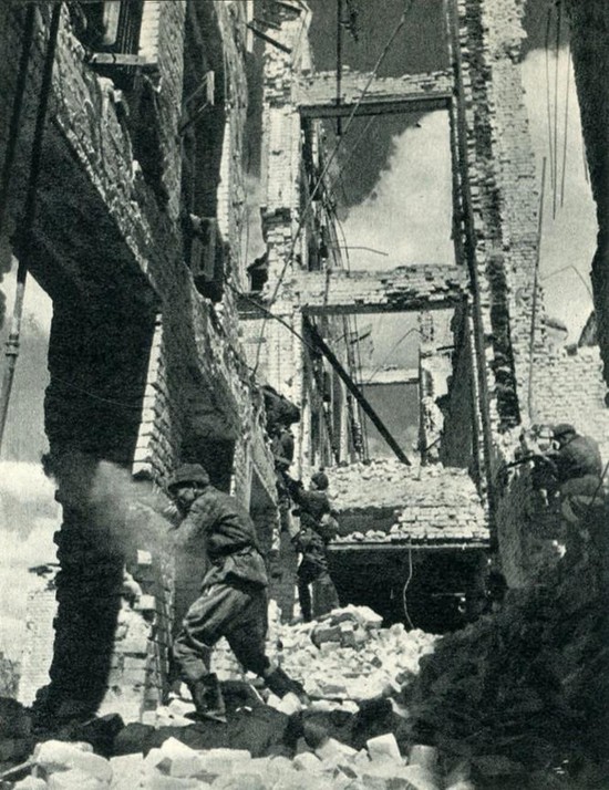 Автоматчики ведут бой в одном из разрушенных зданий в Сталинграде. Ноябрь 1942 года
