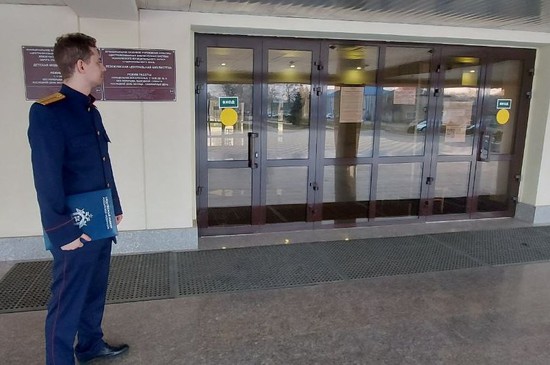 Следователь Нефтекумского межрайонного следственного отдела осмотрел библиотеку. СУ СКР по Ставропольскому краю