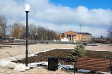 Благоустроенная центральная площадь ст. Марьинской. Администрация Кировского горокруга