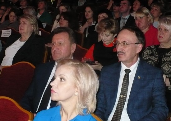 Иван Ульянченко, Евгений Козюра и Ольга Казакова в зрительном зале на торжественном открытии