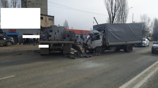 На подъезде к Ставрополю столкнулись два грузовика. Фото ГИБДД СК