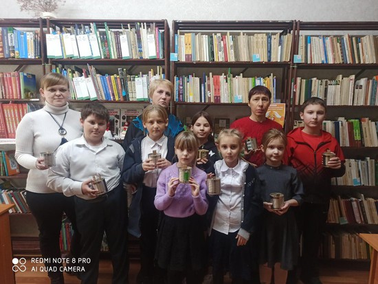 Дети с окопными свечами в библиотеке села Донского. Администрация Труновского округа