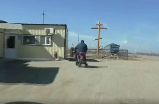 Мотоциклист без шлема в Величаевском. Скриншот из видео ГУ МВД России по Ставрополью 