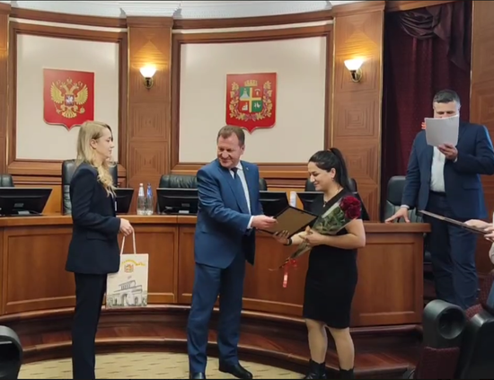 Вручение жилищных сертификатов. Скриншот из видео в Телеграм-канале мэра Ставрополя Ивана Ульянченко