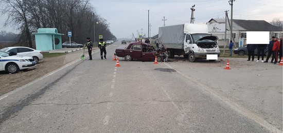 В Курском округе в аварии с грузовиком пострадали 4 человека. Фото ГИБДД СК