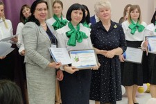 Воспитатель Наталья Чеботаева (в центре). Администрация Петровского округа Ставропольского края