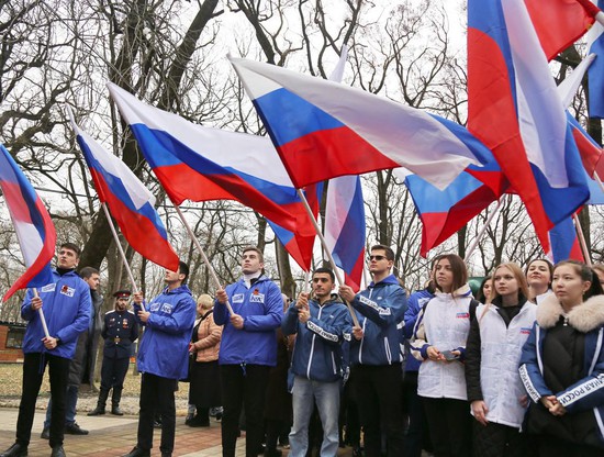 Город встречал «Крымскую весну» российскими флагами