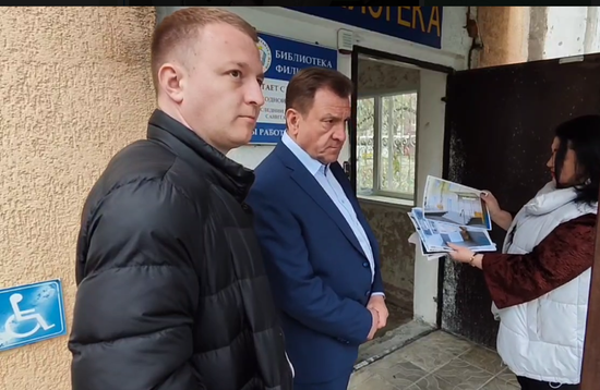 На пороге библиотеки. Скриншот из видео в Телеграм-канале мэра Ставрополя Ивана Ульянченко
