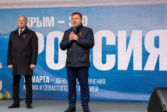 Глава города Иван Ульянченко поблагодарил всех собравшихся за поддержку крымчан и жителей Донбасса