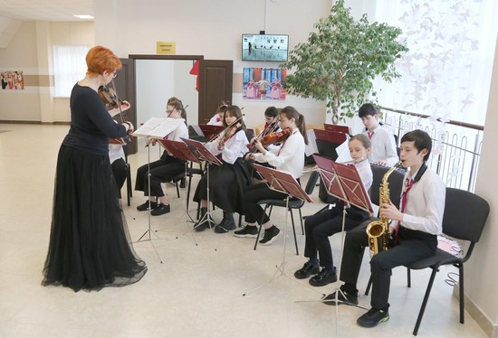 Для гостей праздника звучала музыка  в исполнении камерного оркестра детской музыкальной школы №1  под управлением Евгении Хановой