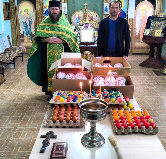 Освящение яиц и куличей перед отправкой бойцам. Администрация Кировского городского округа