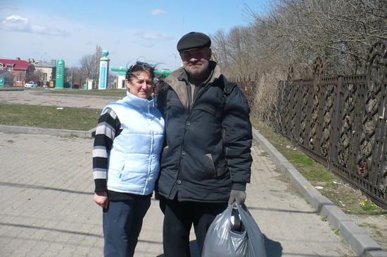 Руководитель «Открытый дом – ДСС» Роза Баранова передала вещи бездомному около Успенского храма