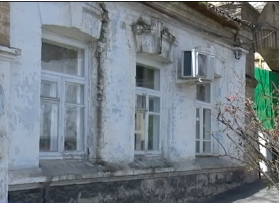 Старый дом со злополучной квартирой. Скриншот из видео СГТРК