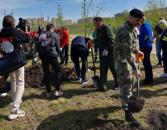 Глава города Иван Ульянченко и герои спецоперации высаживают деревья