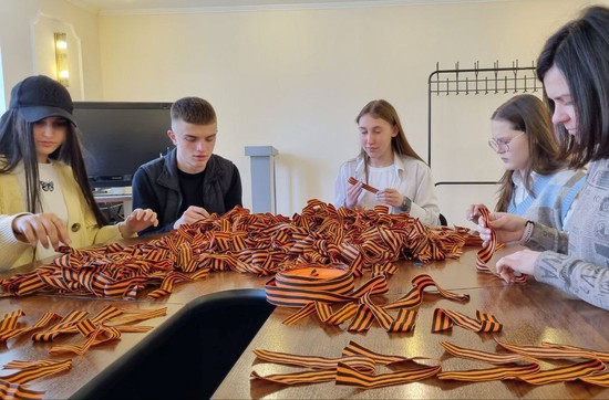 Волонтеры готовят георгиевские ленты. Администрация Предгорного округа Ставропольского края