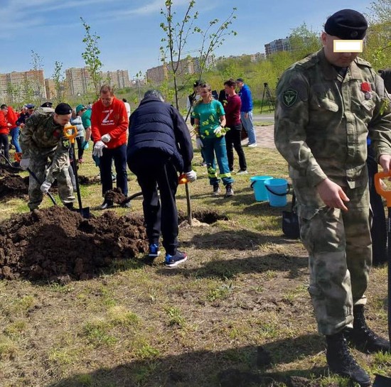 Глава Ставрополя, волонтеры, военнослужащие посадили молодые липы