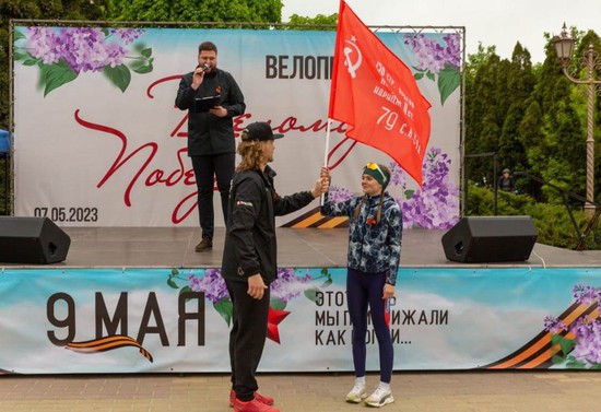 Передача знамени триатлонистке от гандбольного клуба. Пресс-служба администрации города Ставрополя