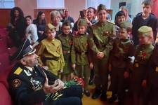 Ветеран Великой Отечественной войны Григорий Башкатов с учениками музыкальной школы