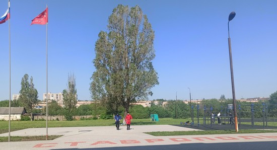 Возле школы №19 Антрацита тротуарной плиткой выложено название города «Ставрополь». Миннац края