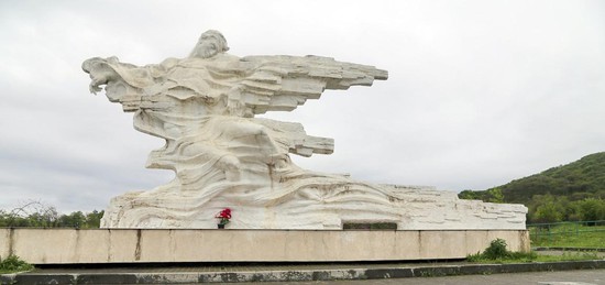 Памятник жертвам ледника