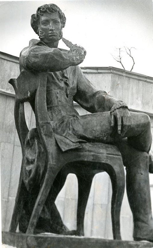 Памятник Александру Пушкину  в Ставрополе. Скульптор Э. Ладыгин. 1999 год