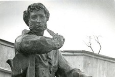 Памятник Александру Пушкину  в Ставрополе. Скульптор Э. Ладыгин. 1999 год