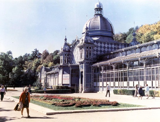  «Пушкинская галерея», названная в память  о пребывании поэта в 1820 году на Железных Водах  (снимок 1980-х годов)