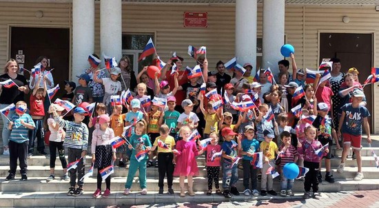 Фотография на память с триколорами. Администрация Петровского округа 