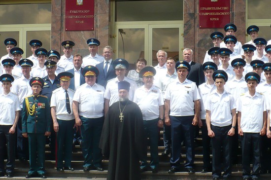 Глава Ставрополя Иван Ульянченко и губернатор Владимир Владимиров сфотографировались с кадетами
