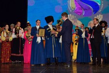 Вручение награды на сцене фестиваля в г. Грозном. Миннац Ставропольского края 