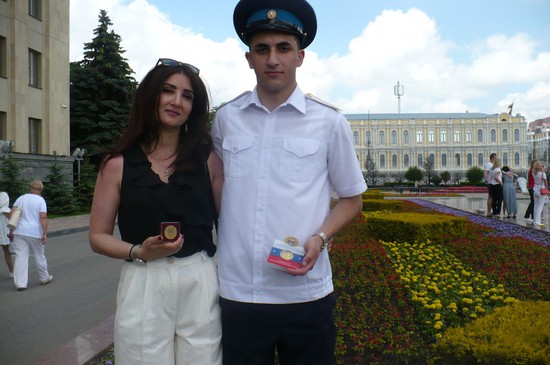 Золотой медалист кадет Георгий из Ессентуков со своей мамой