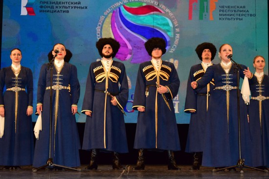 Артисты ансамбля «Наследие» исполняют на фестивале народную песню. Миннац Ставропольского края