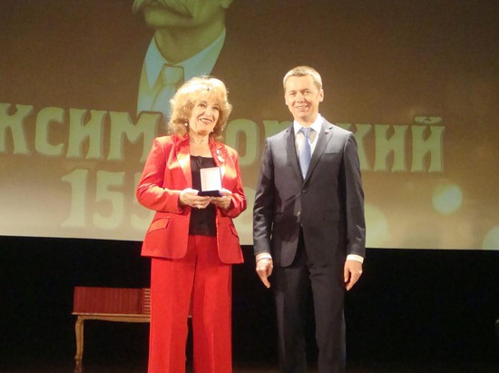 Президент Российского союза писателей Дмитрий Кравчук  вручил медаль Татьяне Рыкуновой